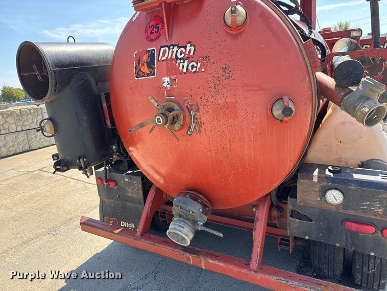 image for item EM8092 2013 Ditch Witch FX60 vacuum excavator