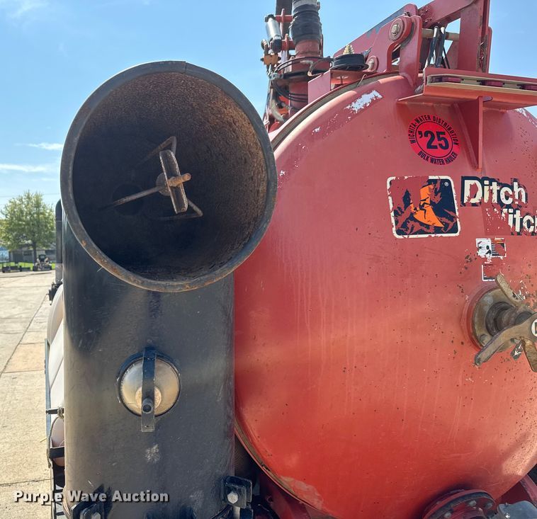 image for item EM8092 2013 Ditch Witch FX60 vacuum excavator