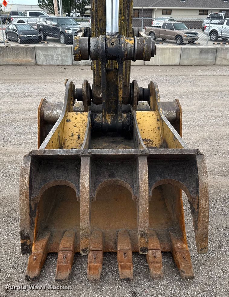 image for item EM8389 2005 Kobelco SK210LC excavator