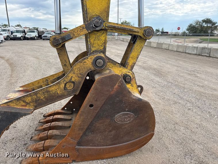 image for item EM8389 2005 Kobelco SK210LC excavator