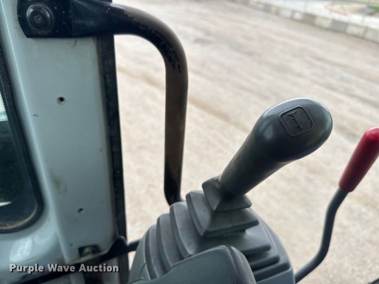 image for item EM8389 2005 Kobelco SK210LC excavator