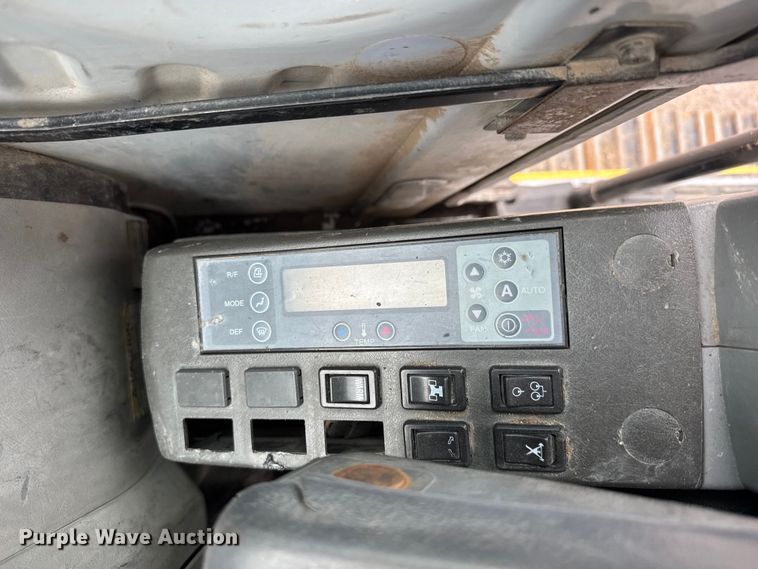 image for item EM8389 2005 Kobelco SK210LC excavator