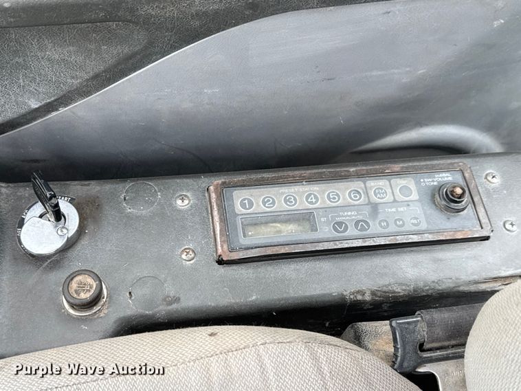 image for item EM8389 2005 Kobelco SK210LC excavator