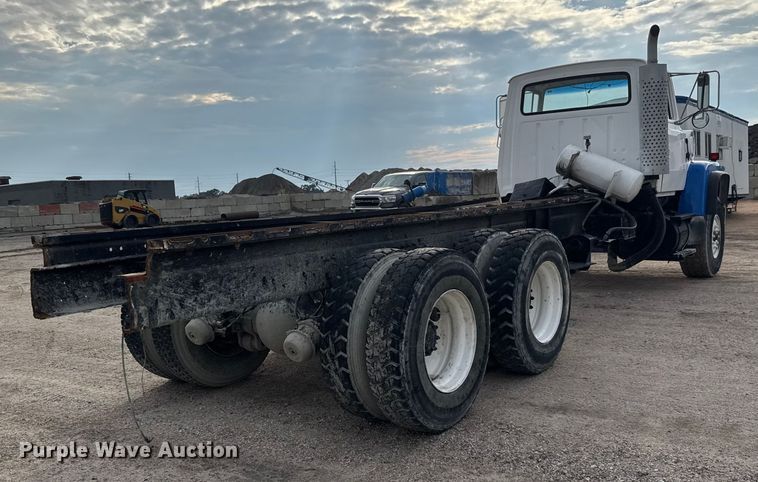 image for item EM8402 1993 Ford LT8000 truck cab and chassis