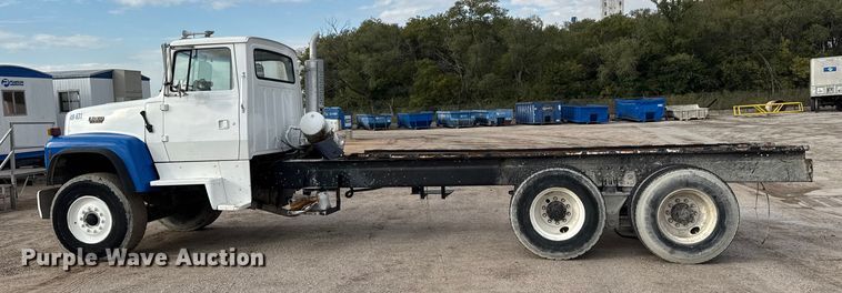 image for item EM8402 1993 Ford LT8000 truck cab and chassis