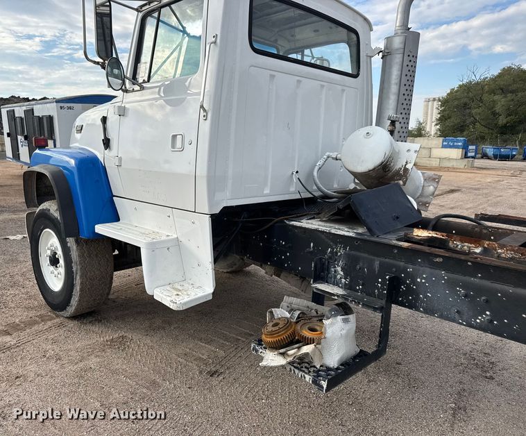 image for item EM8402 1993 Ford LT8000 truck cab and chassis