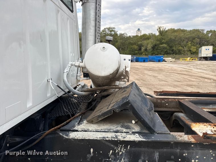 image for item EM8402 1993 Ford LT8000 truck cab and chassis