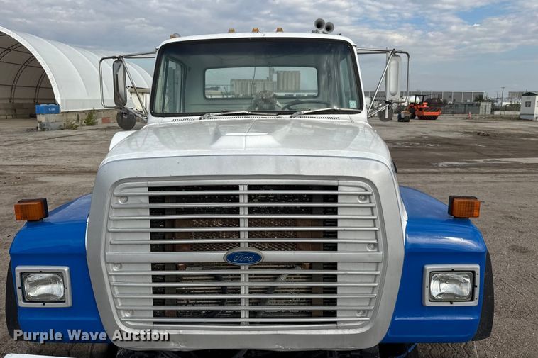 image for item EM8402 1993 Ford LT8000 truck cab and chassis