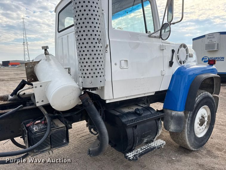 image for item EM8402 1993 Ford LT8000 truck cab and chassis