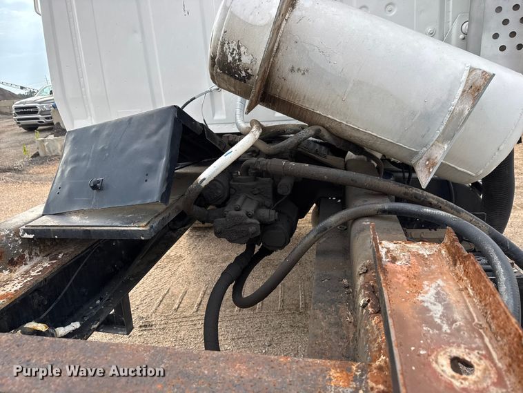 image for item EM8402 1993 Ford LT8000 truck cab and chassis