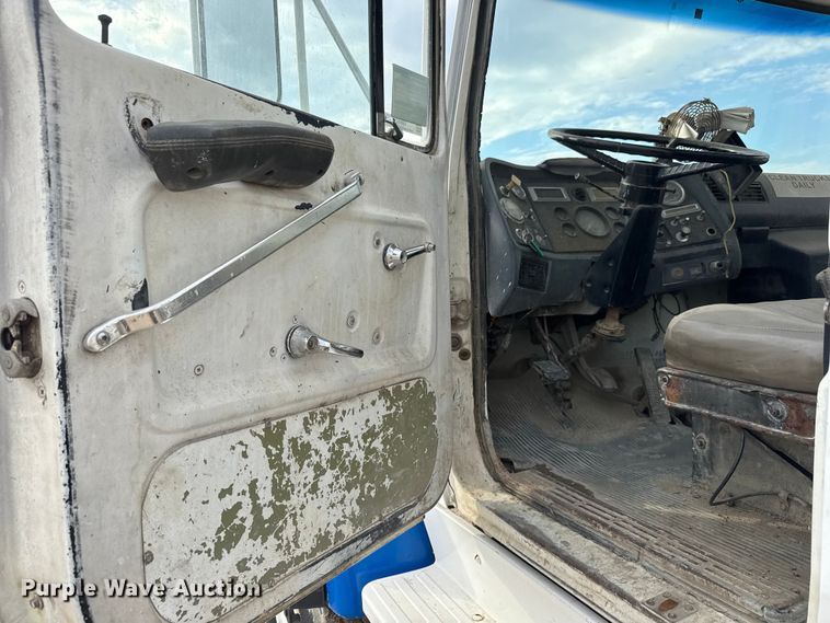 image for item EM8402 1993 Ford LT8000 truck cab and chassis