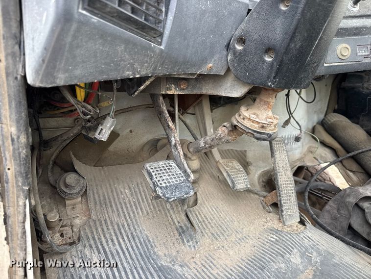 image for item EM8402 1993 Ford LT8000 truck cab and chassis