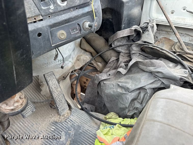 image for item EM8402 1993 Ford LT8000 truck cab and chassis