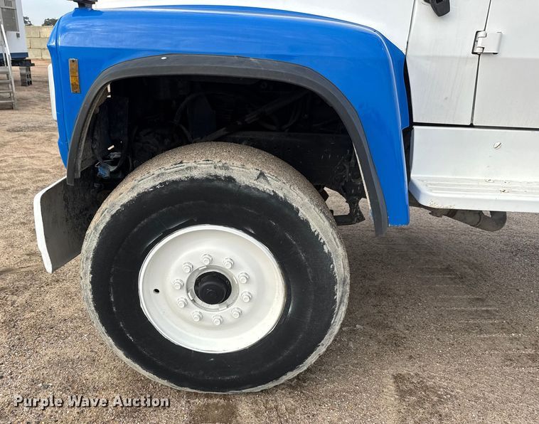 image for item EM8402 1993 Ford LT8000 truck cab and chassis