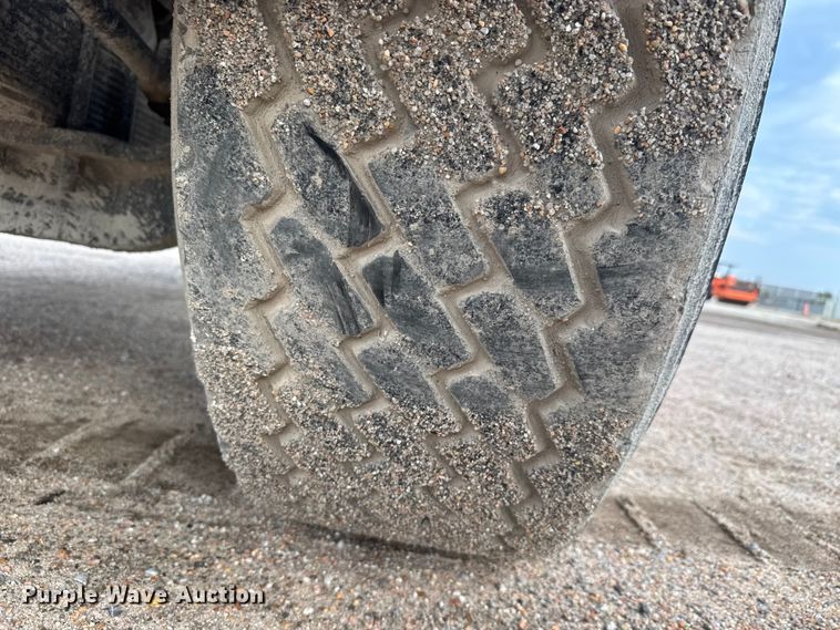 image for item EM8402 1993 Ford LT8000 truck cab and chassis