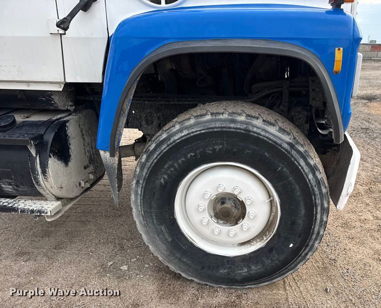 image for item EM8402 1993 Ford LT8000 truck cab and chassis