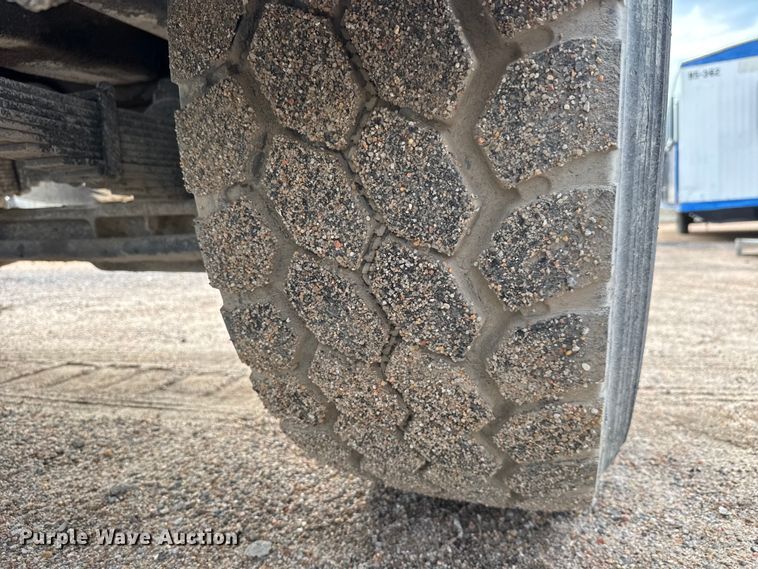 image for item EM8402 1993 Ford LT8000 truck cab and chassis