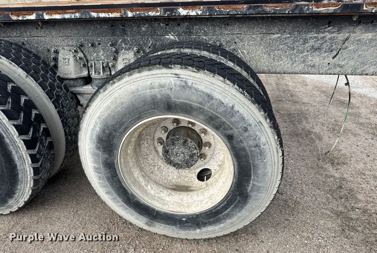 image for item EM8402 1993 Ford LT8000 truck cab and chassis