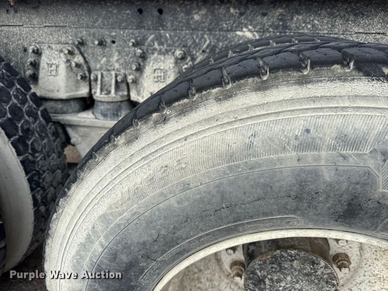 image for item EM8402 1993 Ford LT8000 truck cab and chassis