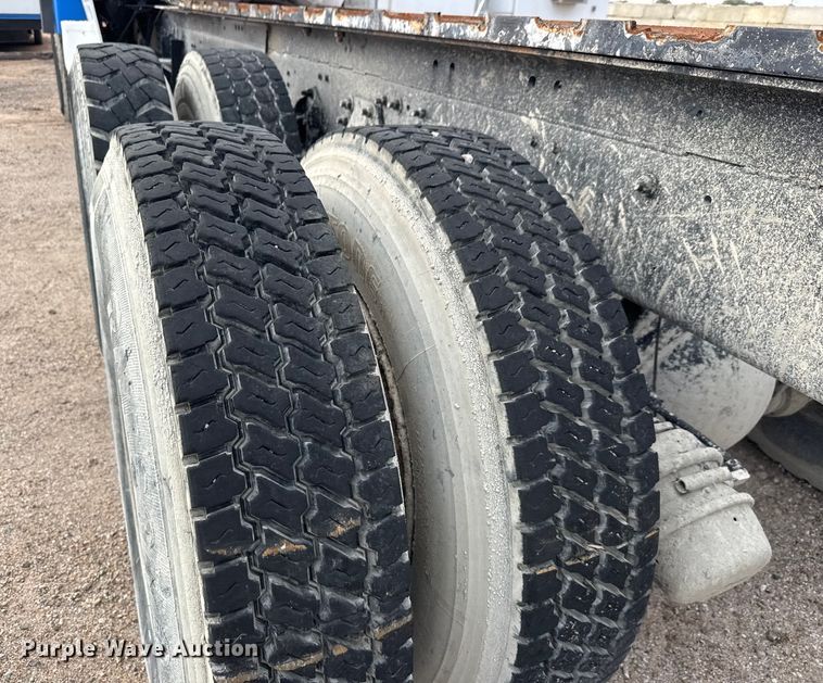 image for item EM8402 1993 Ford LT8000 truck cab and chassis