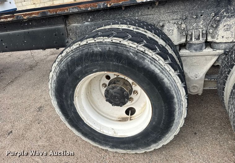 image for item EM8402 1993 Ford LT8000 truck cab and chassis