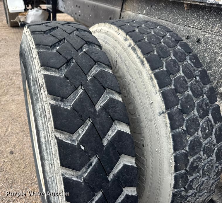 image for item EM8402 1993 Ford LT8000 truck cab and chassis