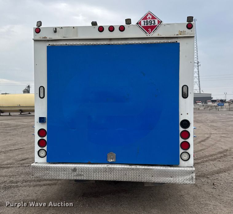 image for item EM8407 2010 Kenworth T370 fuel / lube truck