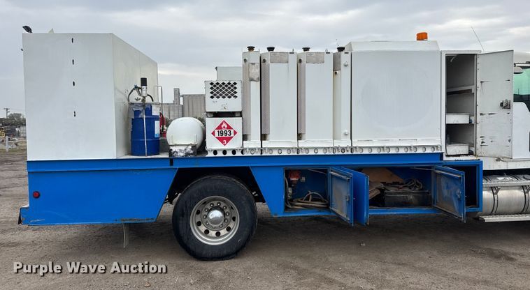 image for item EM8407 2010 Kenworth T370 fuel / lube truck