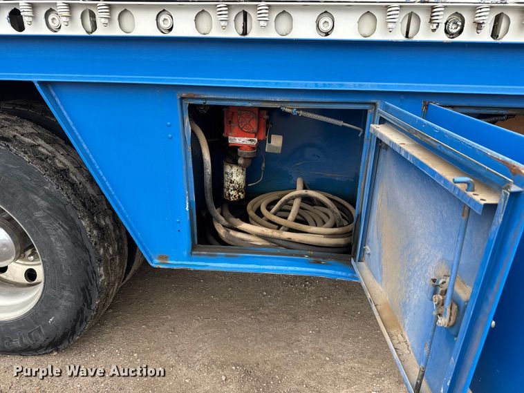 image for item EM8407 2010 Kenworth T370 fuel / lube truck