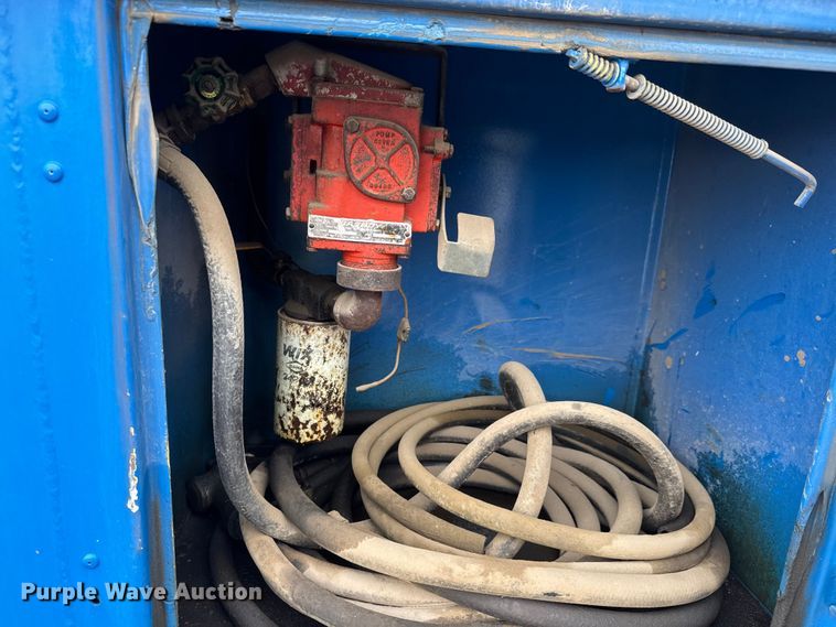 image for item EM8407 2010 Kenworth T370 fuel / lube truck