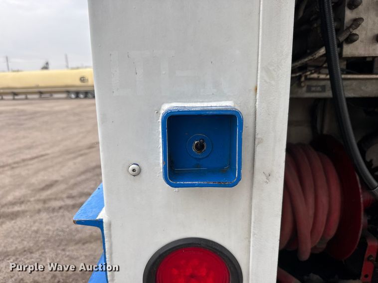 image for item EM8407 2010 Kenworth T370 fuel / lube truck