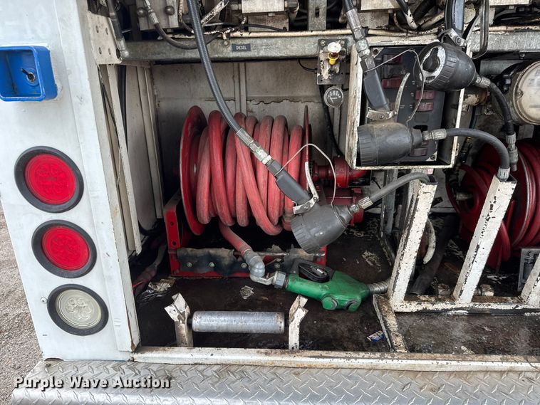 image for item EM8407 2010 Kenworth T370 fuel / lube truck