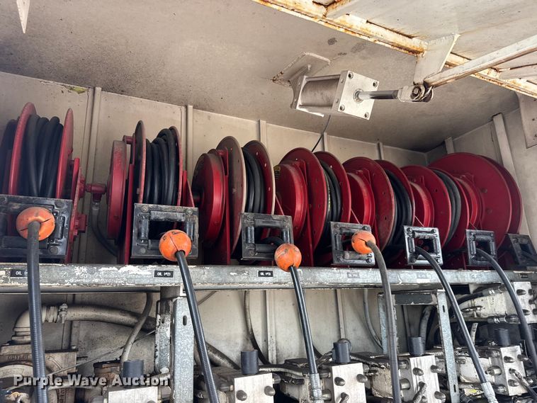 image for item EM8407 2010 Kenworth T370 fuel / lube truck