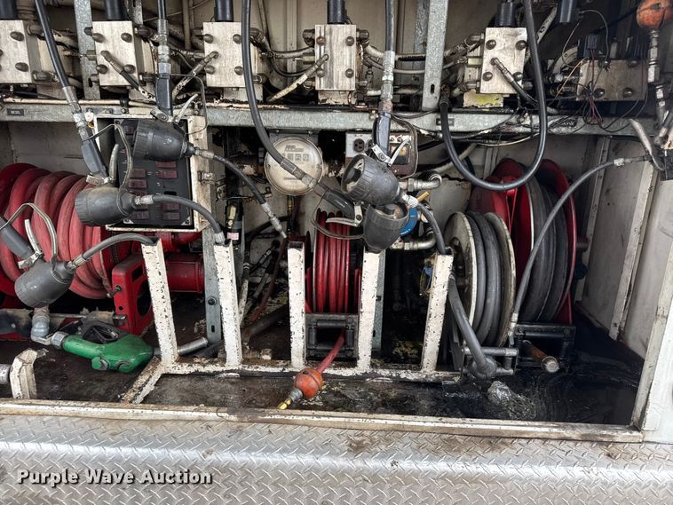 image for item EM8407 2010 Kenworth T370 fuel / lube truck