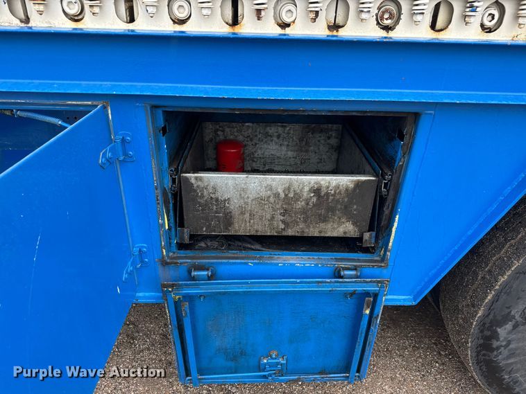 image for item EM8407 2010 Kenworth T370 fuel / lube truck