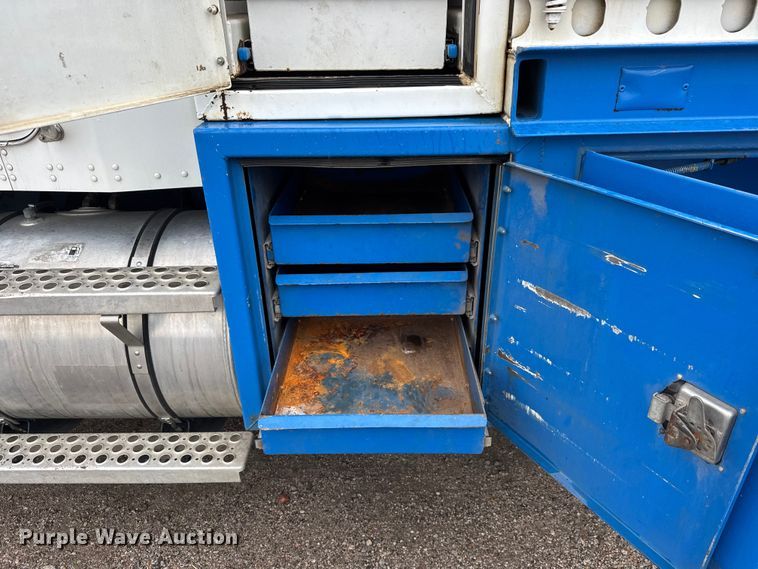 image for item EM8407 2010 Kenworth T370 fuel / lube truck