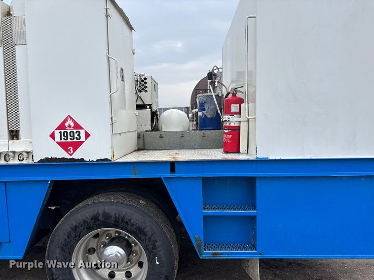 image for item EM8407 2010 Kenworth T370 fuel / lube truck