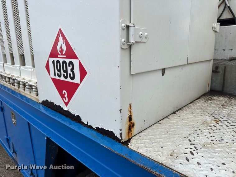 image for item EM8407 2010 Kenworth T370 fuel / lube truck