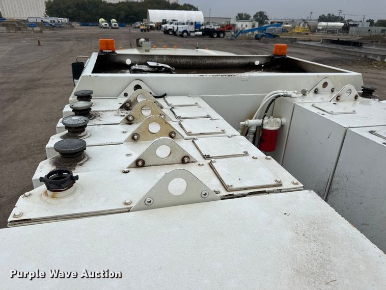 image for item EM8407 2010 Kenworth T370 fuel / lube truck