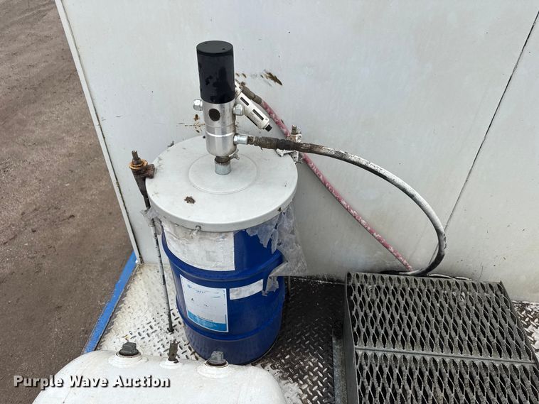 image for item EM8407 2010 Kenworth T370 fuel / lube truck