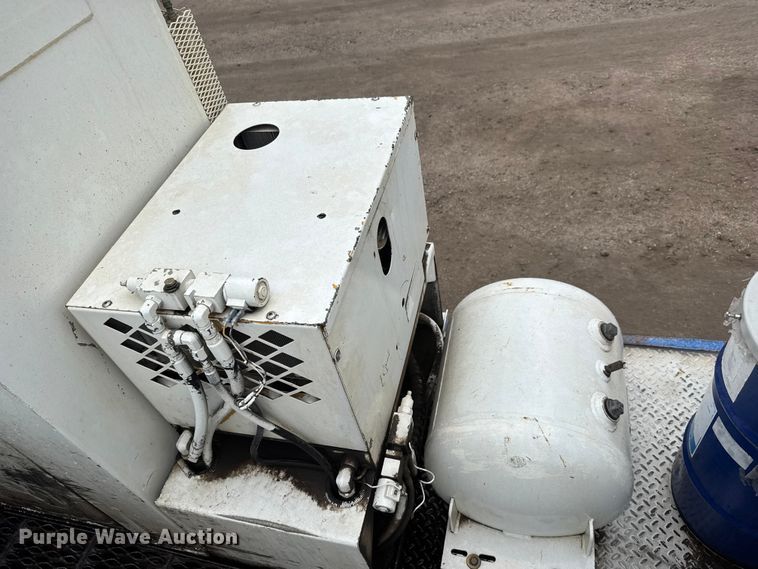 image for item EM8407 2010 Kenworth T370 fuel / lube truck