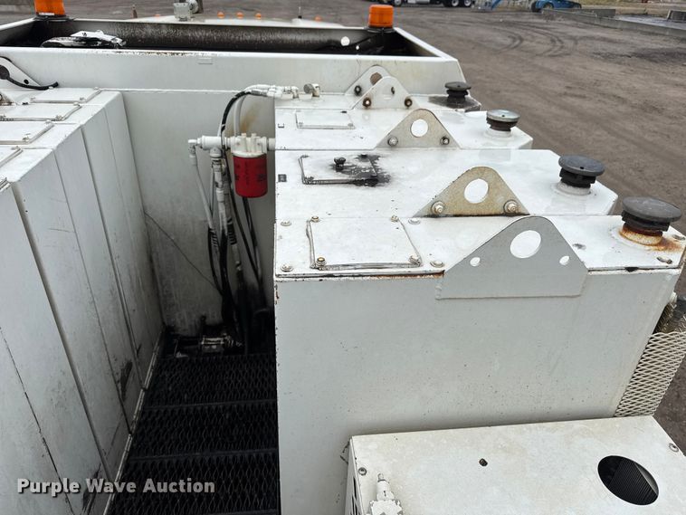 image for item EM8407 2010 Kenworth T370 fuel / lube truck