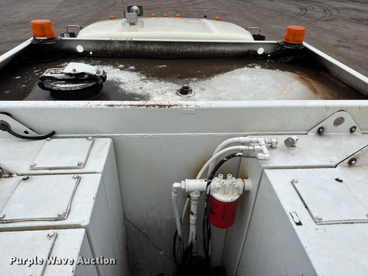 image for item EM8407 2010 Kenworth T370 fuel / lube truck