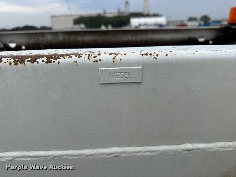 image for item EM8407 2010 Kenworth T370 fuel / lube truck