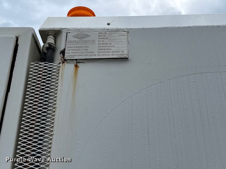 image for item EM8407 2010 Kenworth T370 fuel / lube truck