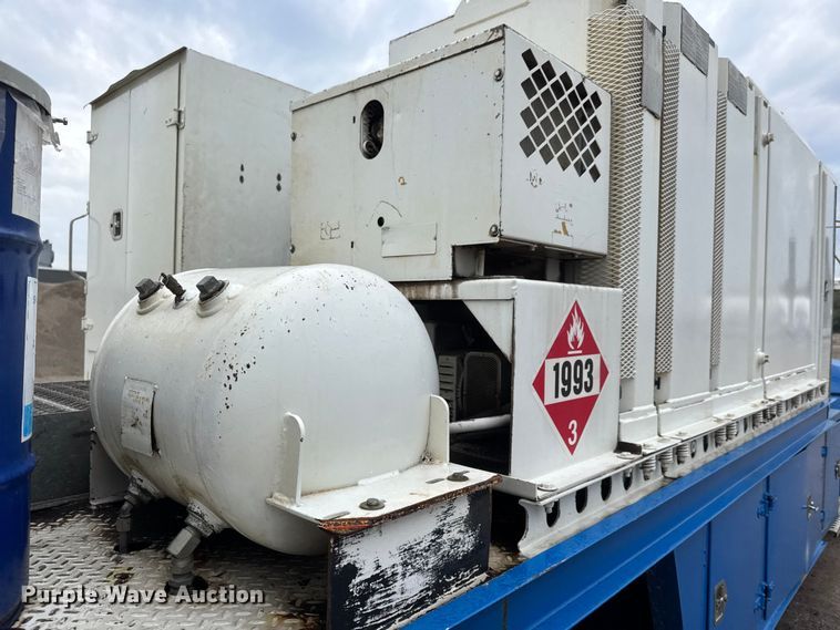 image for item EM8407 2010 Kenworth T370 fuel / lube truck