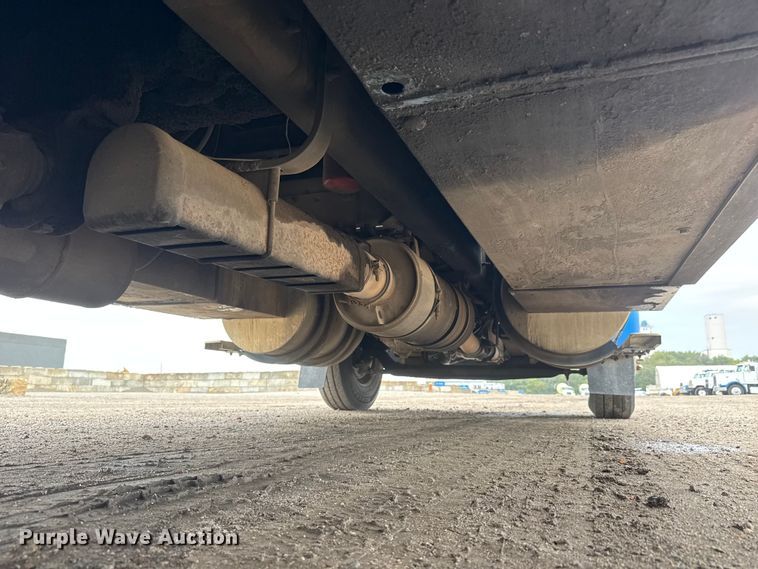 image for item EM8407 2010 Kenworth T370 fuel / lube truck