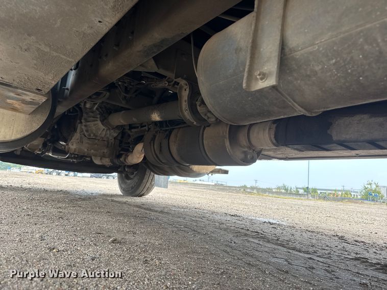 image for item EM8407 2010 Kenworth T370 fuel / lube truck