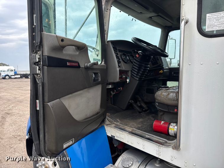 image for item EM8407 2010 Kenworth T370 fuel / lube truck