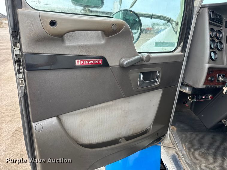 image for item EM8407 2010 Kenworth T370 fuel / lube truck